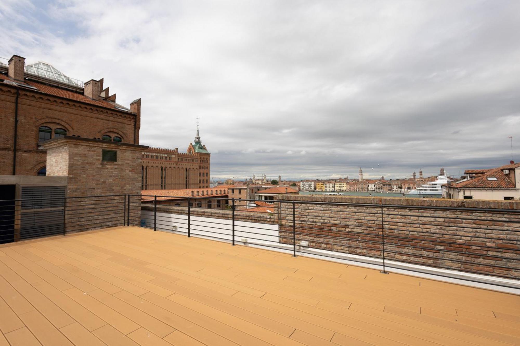 Appartement Penthouse - Loft With Canal View Venetië